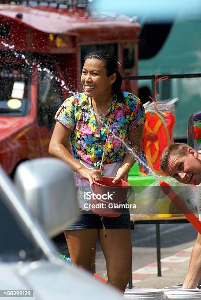 Songkran Giorni - Fotografie stock e altre immagini di Acqua - Acqua, Acqua potabile, Adulto