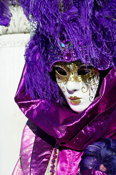 雌パープルのマスクとホワイトの列にベニスのカーニバル、2013 年 - mythology venice italy carnival mask ストックフォトと画像