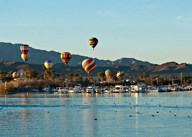 lac havasu balloon festival - hot air balloon flying heat people photos et images de collection