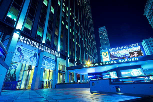 ângulo baixo foto noturna do madison square garden - edifício de teatro - fotografias e filmes do acervo