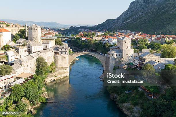 Mostar Ponte Vecchio - Fotografie stock e altre immagini di Acqua - Acqua, Ambientazione esterna, Architettura