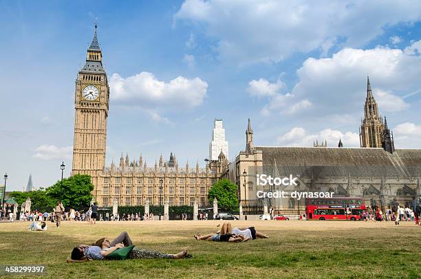 Lato W Londynie - zdjęcia stockowe i więcej obrazów Anglia - Anglia, Architektura, Autobus dwupoziomowy