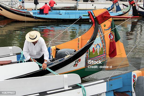 Amarração Moliceiro Tradicional Portuguesa Marinheiro Barco De Aveiro - Fotografias de stock e mais imagens de Adulto