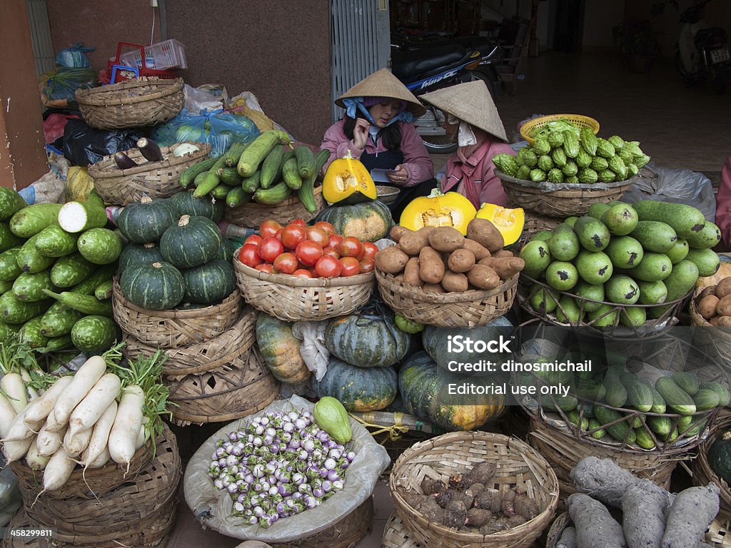 Vender legumes no Vietnã - Foto de stock de Adulto royalty-free