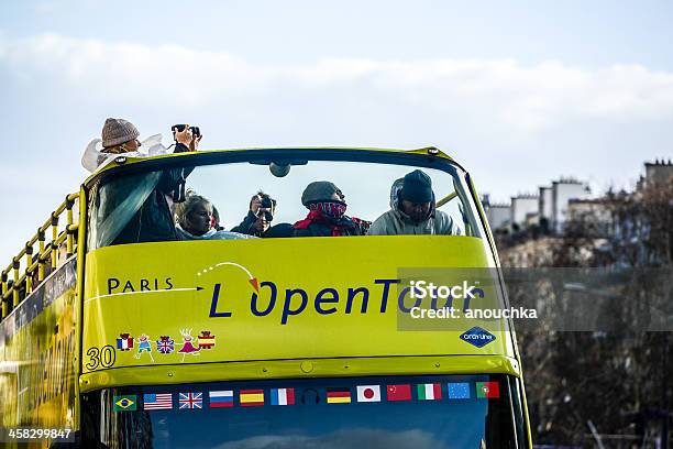 Photo libre de droit de Visite En Bus De Touristes Sur Une Rue Parisienne banque d'images et plus d'images libres de droit de Admirer le paysage - Admirer le paysage, Bus, Bus touristique