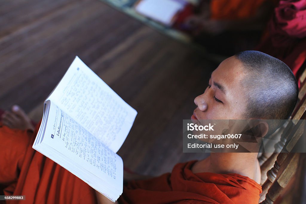 Buddista novizio studiare Pali in un Monastero - Foto stock royalty-free di Imparare