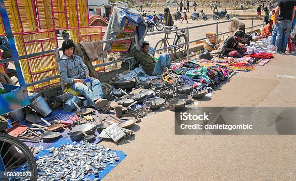 Vendita In Nepal - Fotografie stock e altre immagini di Adulto - Adulto, Ambientazione esterna, Argentato