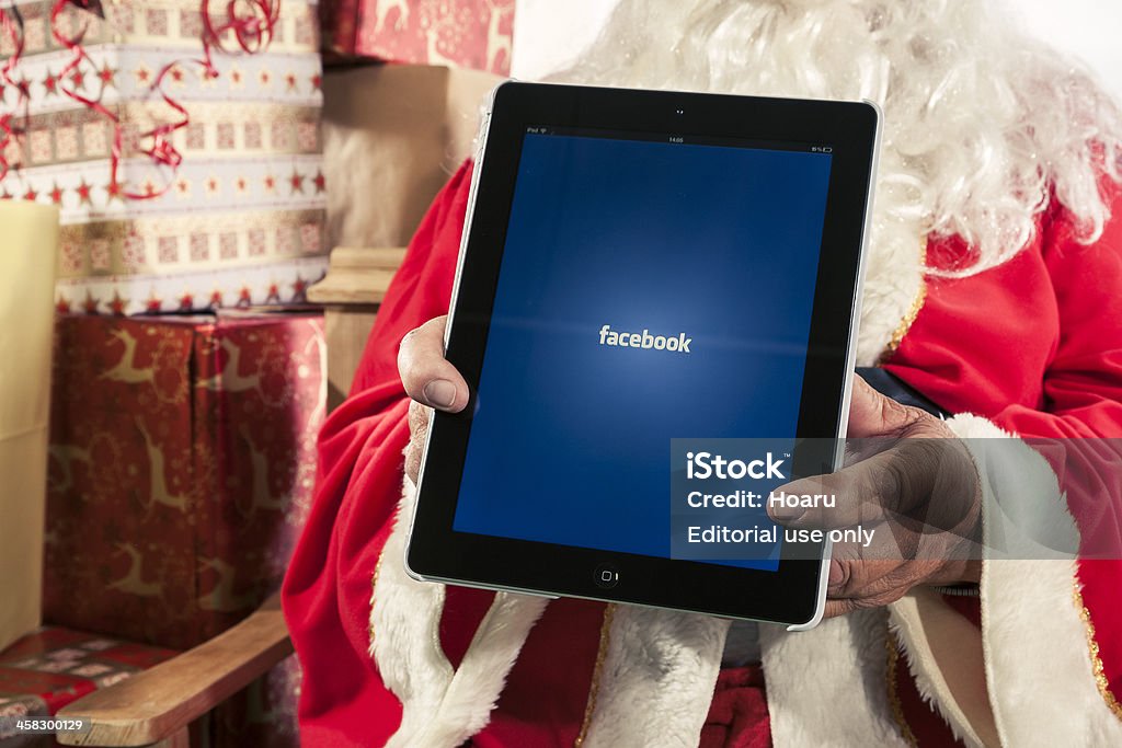 Babbo Natale con Facebook App per Ipad 3 - Foto stock royalty-free di Applicazione mobile