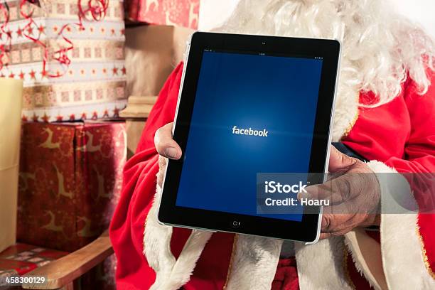 Babbo Natale Con Facebook App Per Ipad 3 - Fotografie stock e altre immagini di Applicazione mobile - Applicazione mobile, Babbo Natale, Big Tech