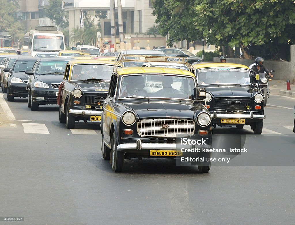 ムンバイの、いくつかのクラ�シックなタクシー-アンパサダータクシー - ムンバイのロイヤリティフリーストックフォト