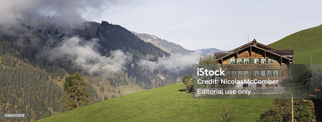 Berner Alpen Panorama mit Schweizer Farm - Lizenzfrei Berner Alpen Stock-Foto