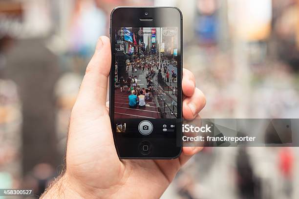 Foto de Segurando O Apple Iphone 5 Em Times Square e mais fotos de stock de Agenda Eletrônica - Agenda Eletrônica, Aplicação móvel, Apple computers