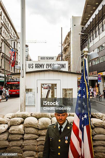 Photo libre de droit de Berlin De Checkpoint Charlie banque d'images et plus d'images libres de droit de Acteur - Acteur, Adulte, Adulte d'âge moyen