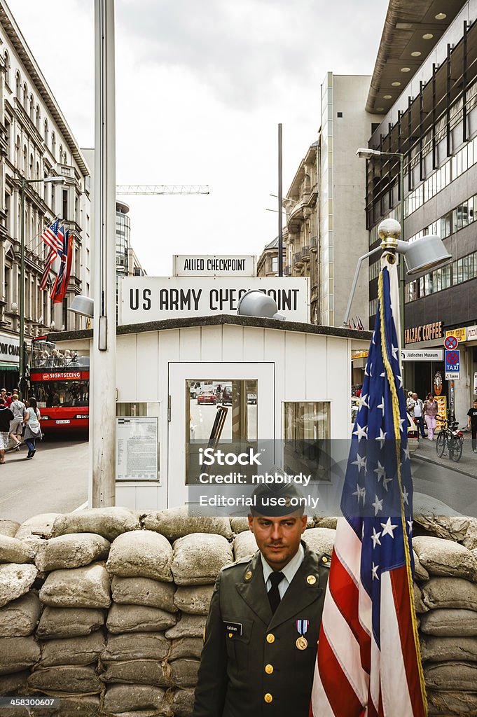 Berlino il Checkpoint Charlie - Foto stock royalty-free di Adulto