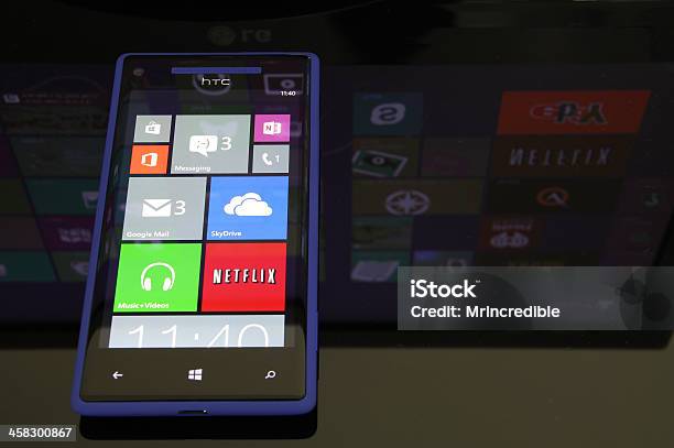 Photo libre de droit de Windows Phone 8 banque d'images et plus d'images libres de droit de Netflix - Netflix, Téléphone - Équipement de télécommunication, Carré - Forme bidimensionnelle