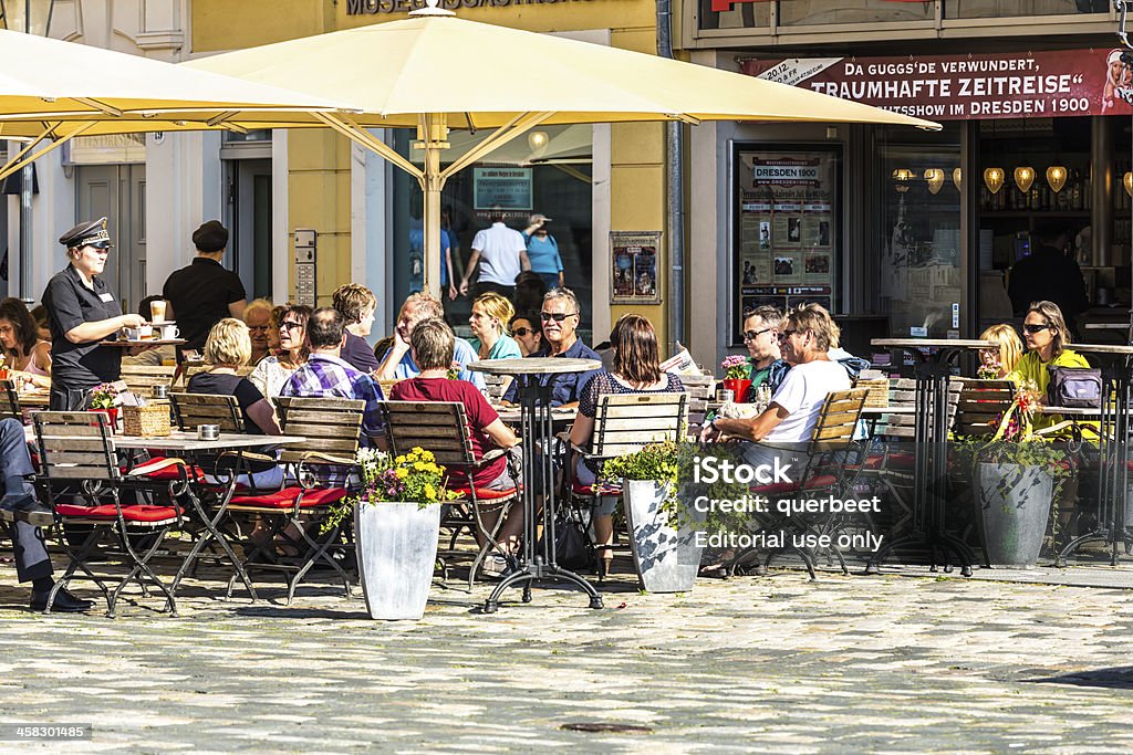 Restaurant mit vielen Menschen in Dresden - Lizenzfrei Café Stock-Foto