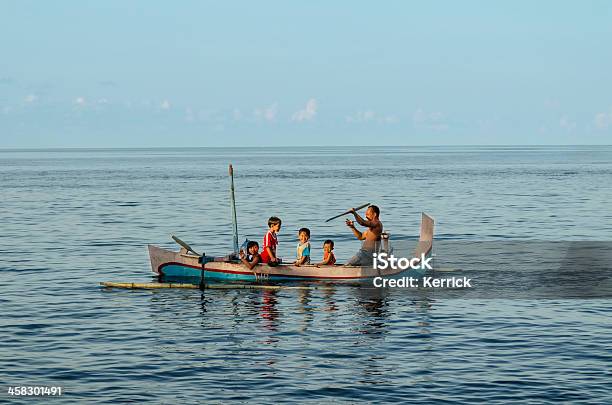 Fischer Mit Kindern In Einem Boot Bali Indonesien Stockfoto und mehr Bilder von Asien