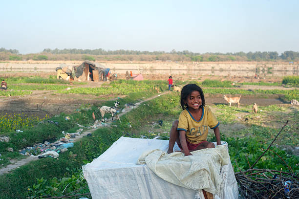 индийская девушка - child looking messy urban scene стоковые фото и изображения