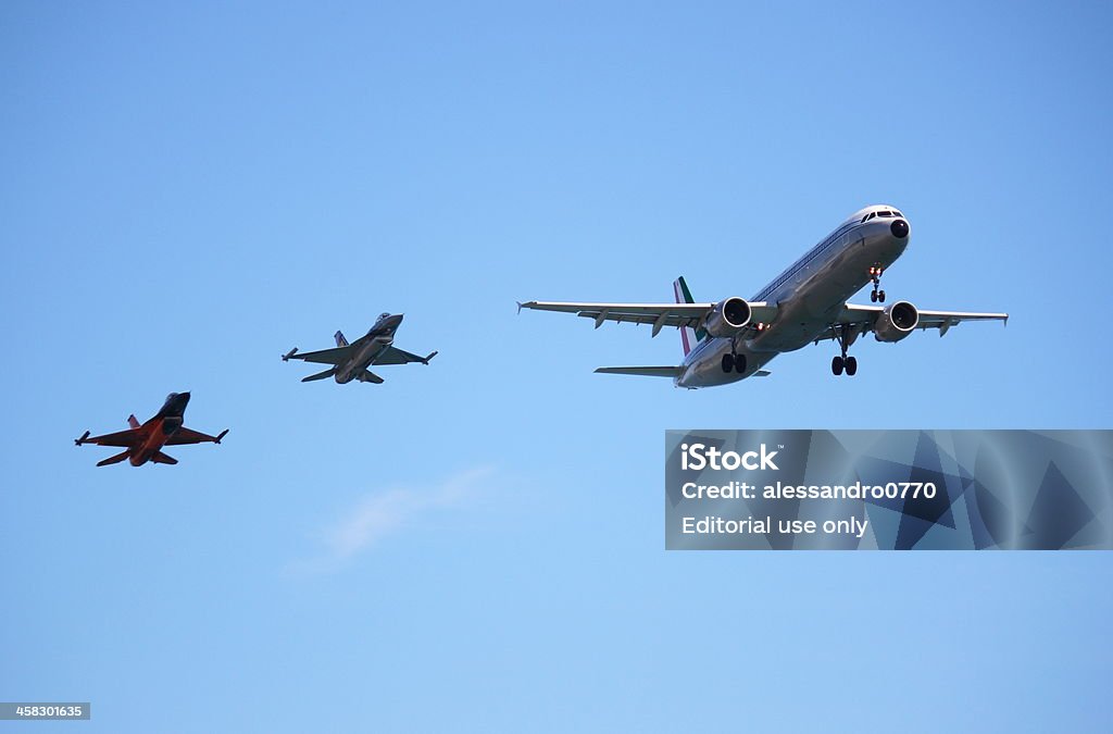 Um Airbus A320 da aeronave acompanhado por dois lutadores F-16 - Royalty-free Acrobacia aérea Foto de stock