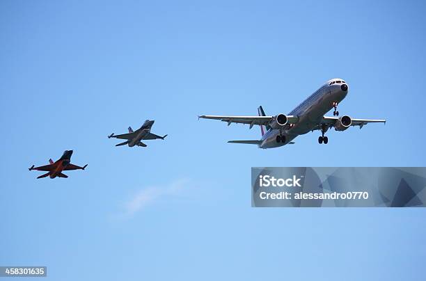 Um Airbus A320 Da Aeronave Acompanhado Por Dois Lutadores F16 - Fotografias de stock e mais imagens de Acrobacia aérea