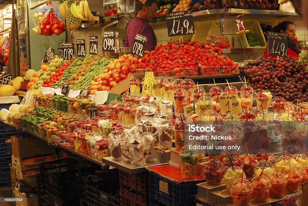 Blocco di frutta in un mercato coperto. Barcellona. Spagna. - Foto stock royalty-free di Affari