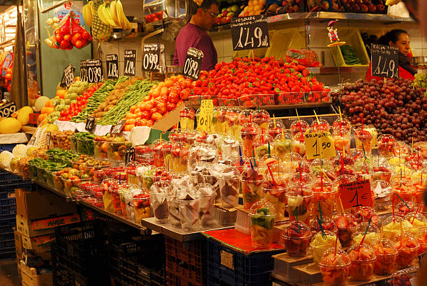 果物市場のブースでカバーします。バルセロナます。スペイン製です。 - market stall spain fruit trading ストックフォトと画像