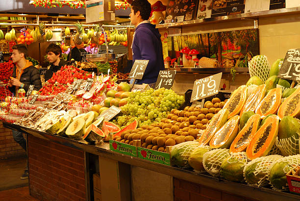 étal de fruits du marché couvert. barcelone. l'espagne. - market stall spain fruit trading photos et images de collection