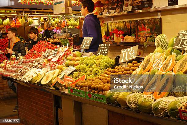 Frutas Em Coberto Banca De Mercado Barcelona Espanha - Fotografias de stock e mais imagens de Banca de Mercado