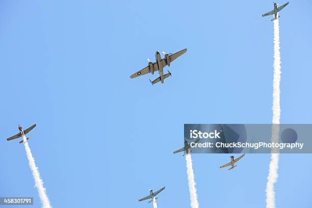 Avião Avião Bombardeiro Espetáculo Aéreo - Fotografias de stock e mais imagens de Aeroporto - Aeroporto, Armamento, Asa de aeronave