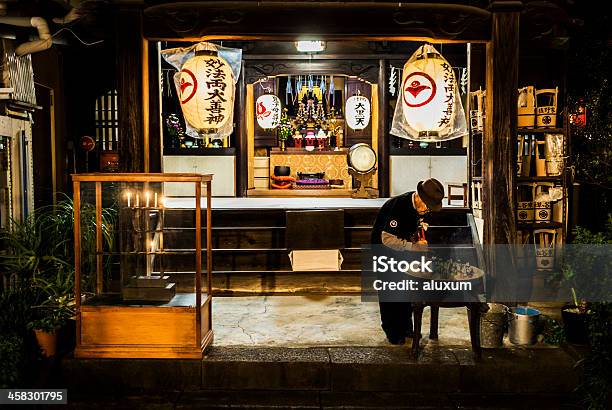 Santuário Budista Em Tóquio Japão - Fotografias de stock e mais imagens de Adulto - Adulto, Budismo, Capitais internacionais