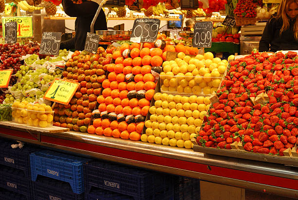 果物市場のブースでカバーします。バルセロナます。スペイン製です。 - market stall spain fruit trading ストックフォトと画像