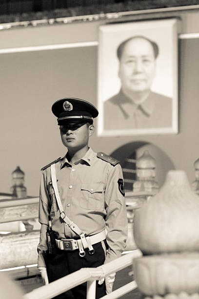 солджер стоя против запретный город, народная больница пекинского - zijin cheng стоковые фото и изображения