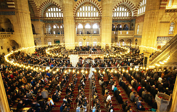 mosquée selimiye-la prière temps - vêtement religieux photos et images de collection