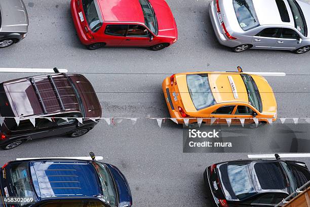 Taxi In Ingorgo Stradale - Fotografie stock e altre immagini di Ambientazione esterna - Ambientazione esterna, Automobile, Automobile personale