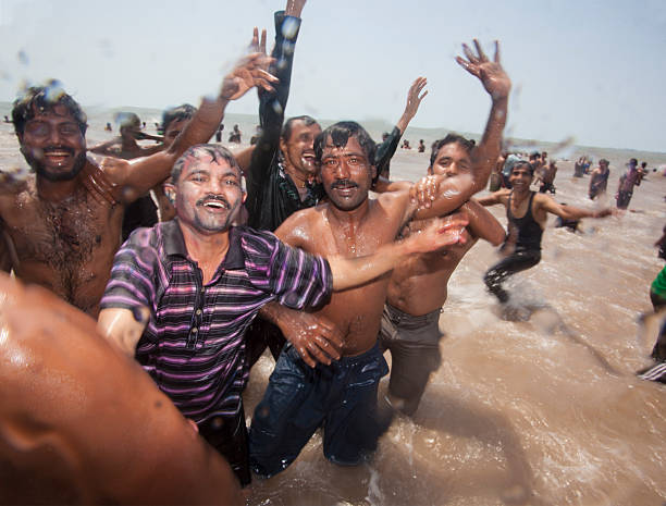 holi-hombres en el mar - indian ocean flash fotografías e imágenes de stock