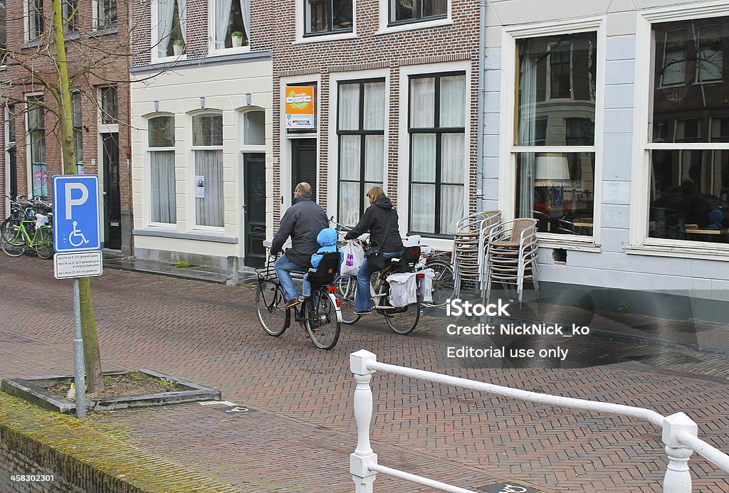 Família de bicicleta passeia na manhã da cidade.  Delft.  Países Baixos - Royalty-free Adulto Foto de stock