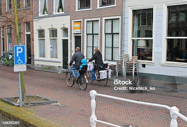 Família De Bicicleta Passeia Na Manhã Da Cidade Delft Países Baixos - Fotografias de stock e mais imagens de Adulto