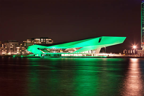 museo del cinema olandese eye diventa verde nel giorno di san patrizio - patrick quay foto e immagini stock