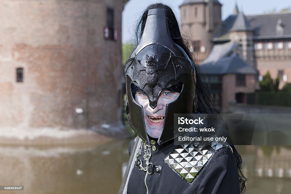 Uomo in nero con casco rappresentino vampier a fantasia Fair - Foto stock royalty-free di Bizzarro