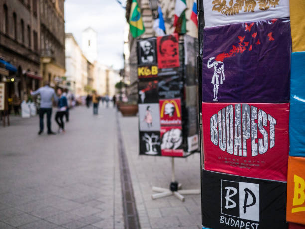 budapest-t-shirts auf die an einem marktstand - disply stock-fotos und bilder