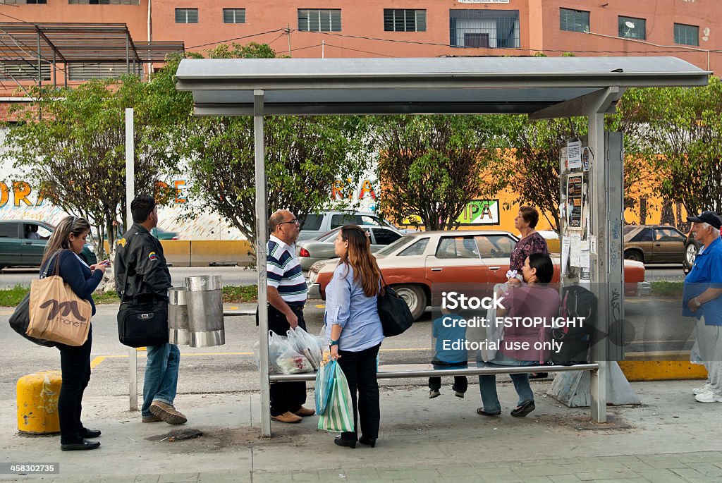 Gente en la estación de autobuses la espera de transporte. - Foto de stock de Esperar libre de derechos