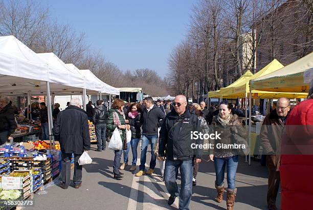 Mercato Domenicale - Fotografie stock e altre immagini di Cliente - Cliente, Composizione orizzontale, Domenica