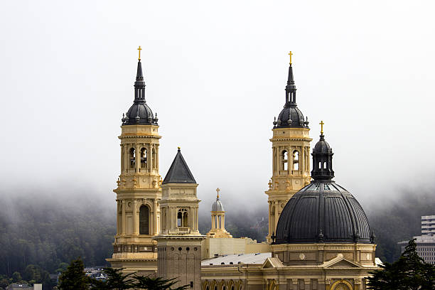 brouillard et église de san francisco - saint ignatius church photos et images de collection