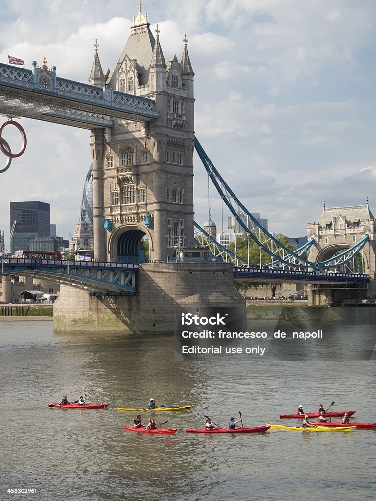 Canoës sous le Tower Bridge, Londres - Photo de Faire du canoë libre de droits