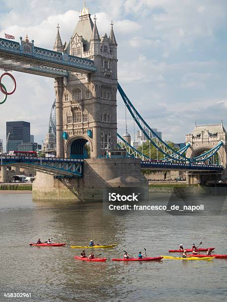 Photo libre de droit de Canoës Sous Le Tower Bridge Londres banque d'images et plus d'images libres de droit de Faire du canoë - Faire du canoë, Fleuve Tamise, Activité de loisirs