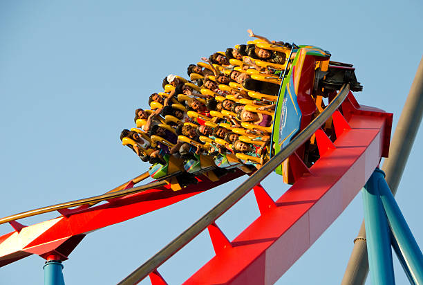 사람들이 a 롤러코스터 탈것 - rollercoaster people amusement park ride red 뉴스 사진 이미지