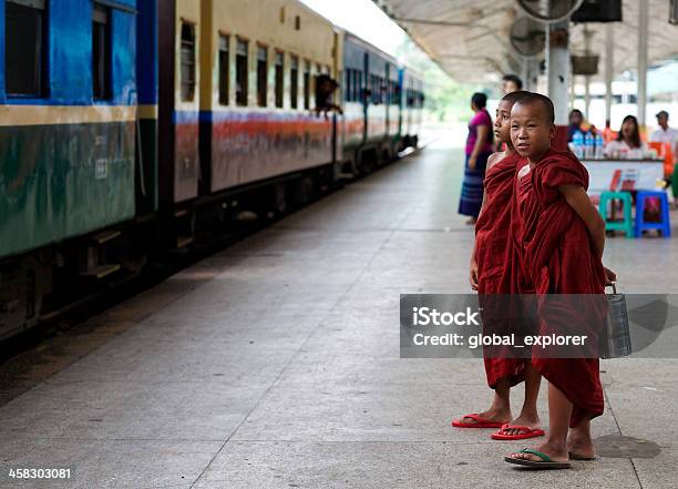 Młody Buddyjscy W Myanmar - zdjęcia stockowe i więcej obrazów Azja - Azja, Azjaci, Buddyjski mnich nowicjusz