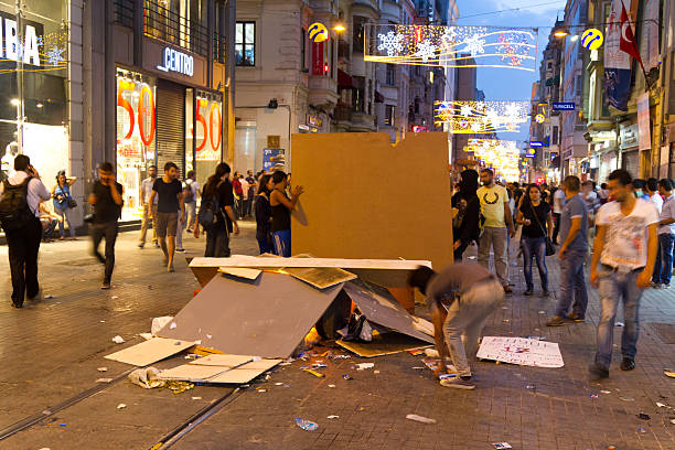 protestations en turquie - occupygezi photos et images de collection