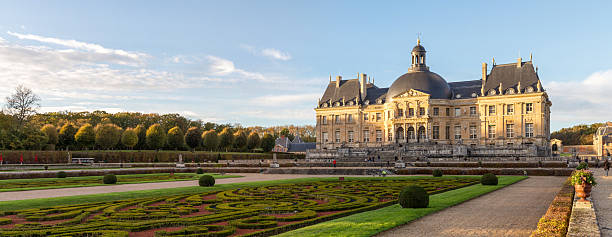 vaux-le-vicomte: замок и сад - statue architecture sculpture formal garden стоковые фото и изображения