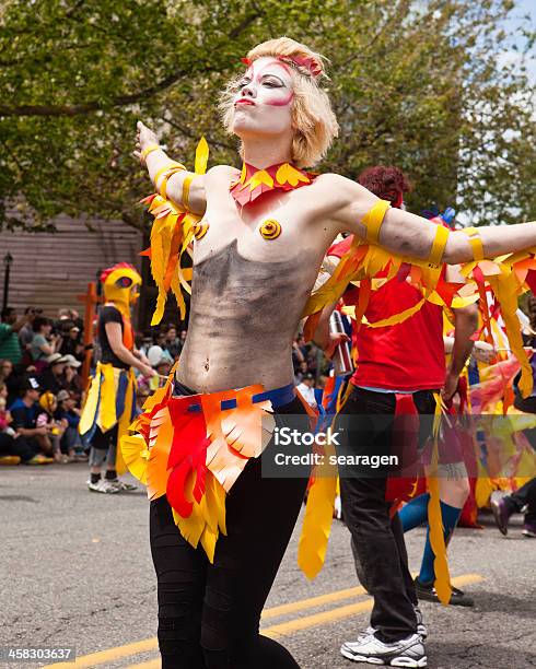 여자 댄서 중 퍼레이드 Fremont Solstice Parade에 대한 스톡 사진 및 기타 이미지 - Fremont Solstice Parade, Performing Arts Event, 공연